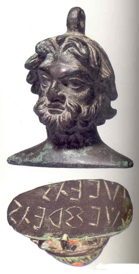 Peso con la testa di Zeus e con relativa dedica. Attualmente nel Museo Archeologico di Napoli